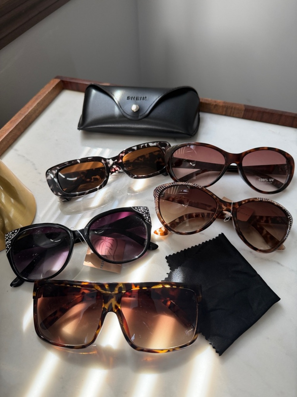 5 sunglasses 🕶️ case 🕶️ wipe cloth 😎